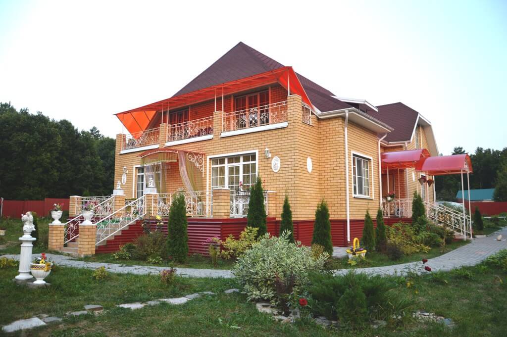 Современный коттедж с элементами цыганского барокко.